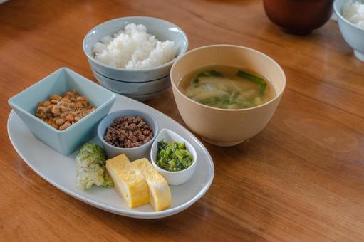 和食の朝食セット ご飯と味噌汁と納豆 和食の朝食セット ご飯と味噌汁と納豆 朝食,朝ごはん,和食の写真素材