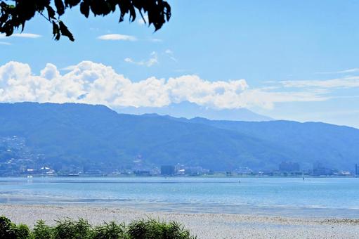 湖面に光が降り注ぐ、穏やかな夏の午後 湖面に光が降り注ぐ、穏やかな夏の午後 諏訪湖,湖,水面の写真素材