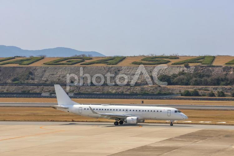 翼が描く長崎の空 長崎空港,飛行機,航空写真の写真素材