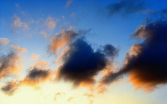 青と黄色の夕空と灰色の雲 青と黄色の夕空と灰色の雲 夕方,夕暮れ,夕空の写真素材