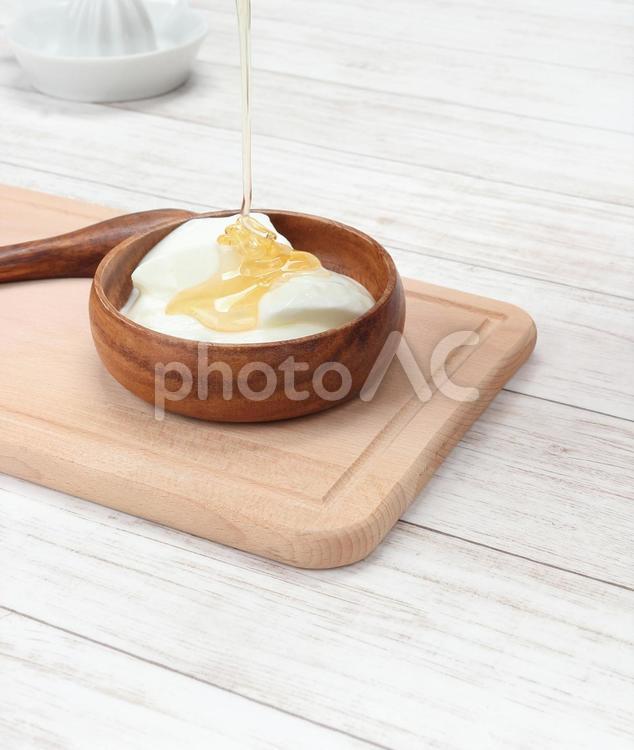 フルーツのヨーグルトにはちみつをかける はちみつ,トング,蜂蜜の写真素材