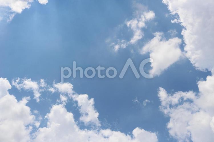 奥多摩の御岳渓谷での青空と雲 青空,雲,すっきりの写真素材