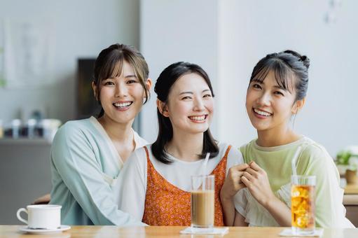 カフェで女子会をする若い女性 カフェで女子会をする若い女性 女性,カフェ,笑顔の写真素材