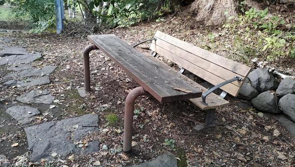 机とベンチ 机とベンチの写真