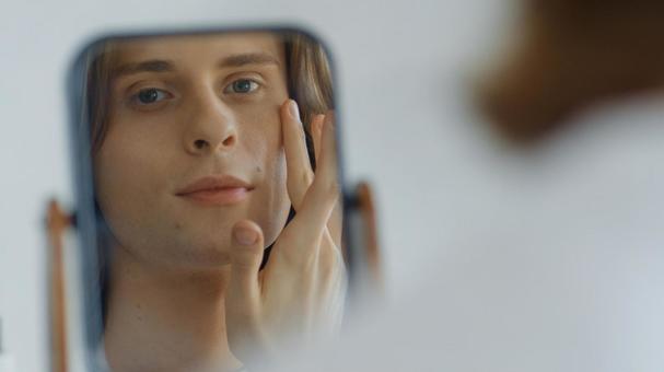 鏡越しの男性 男性,外国人,欧米人の写真素材