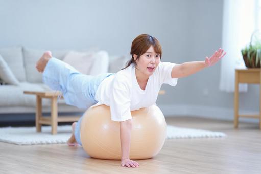 片手を伸ばしポーズする女性の写真