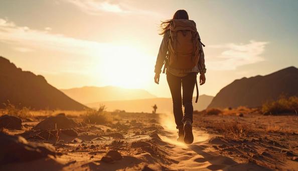 山道を歩く登山家の後姿のシルエット 山道を歩く登山家の後姿のシルエットの写真