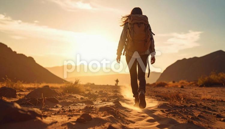 山道を歩く登山家の後姿のシルエット 山,登山,登山家の写真素材