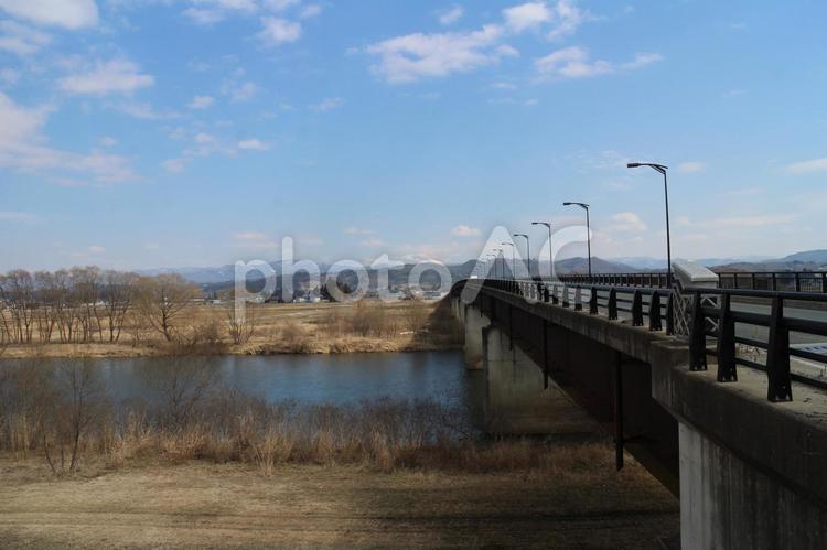 石鳥谷大橋近景　その１ 橋,川,手すりの写真素材