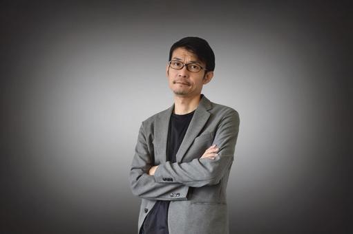 腕を組む男性 ビジネスマン,腕組み,経営者の写真素材