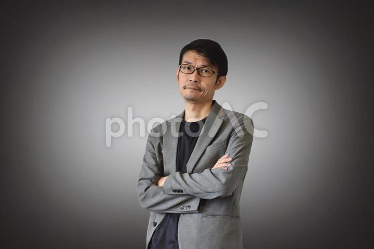 腕を組む男性 ビジネスマン,腕組み,経営者の写真素材