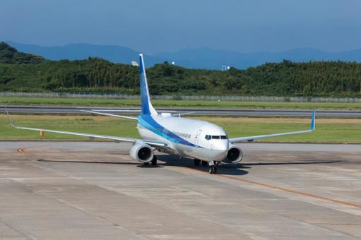 長崎空港の上に広がる明るい青い午前の空 長崎空港の上に広がる明るい青い午前の空の写真