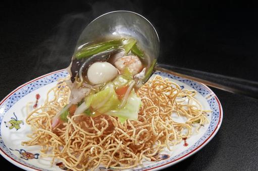揚げ焼きそば あんをかける 揚げ焼きそば あんをかける 揚げ焼きそば,五目あんかけ,かけるの写真素材