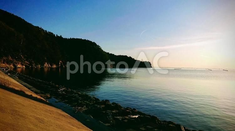 夕暮れの海。 海岸,海,水域の写真素材