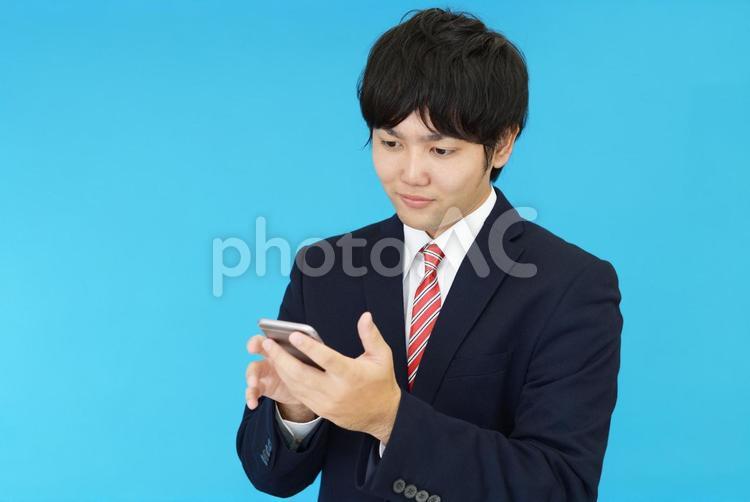 スマートフォンを持つビジネスマン 男性,ビジネスマン,スマホの写真素材