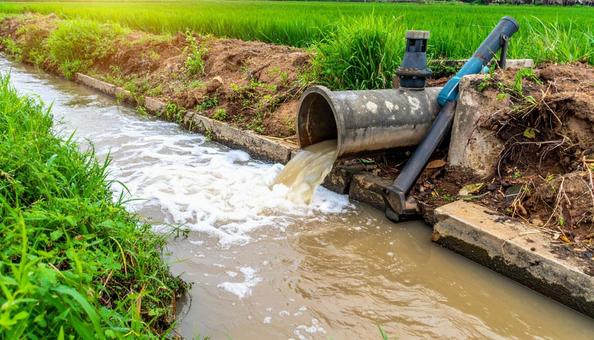 農業用の灌漑水路の排水土管 農業用の灌漑水路の排水土管の写真