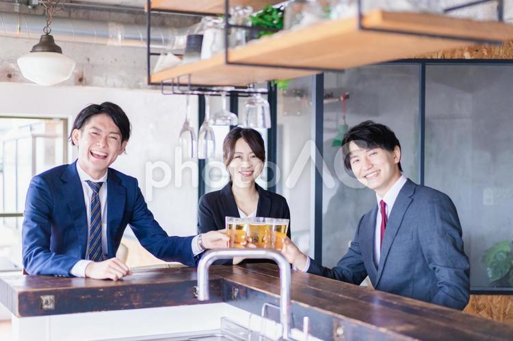 飲み会をする男女のビジネスパーソン 親睦会,ストレス解消,女性の写真素材