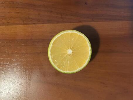 木目よ背景にすだち断面 カボス,柑橘系,秋の写真素材