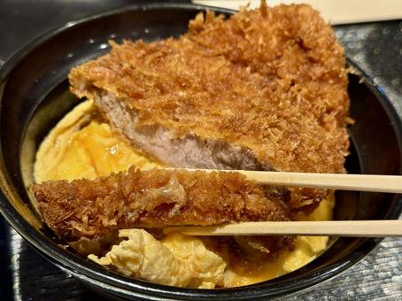 閉じないカツ丼　 カツ丼,トンカツ,卵の写真素材