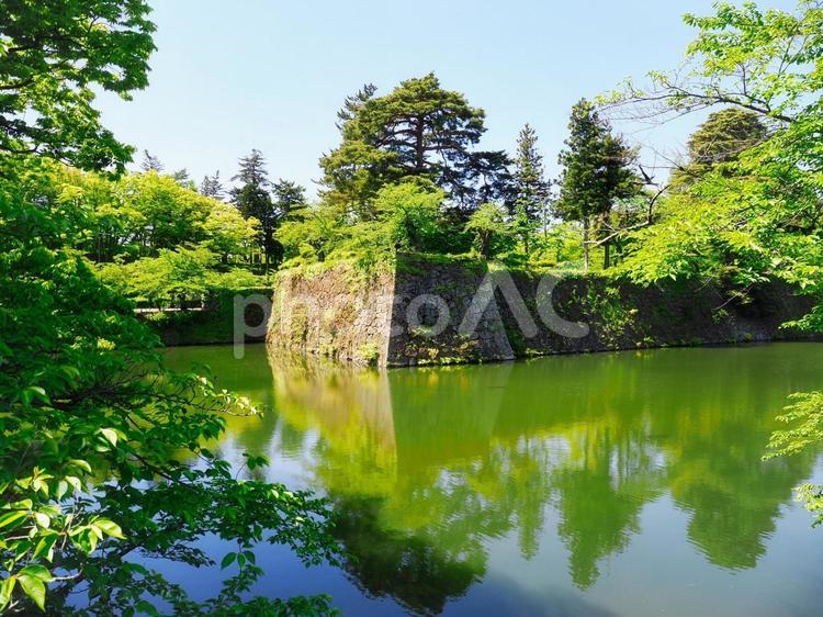 鶴ヶ城（会津若松城）の外堀と石垣 外堀,石垣,堀の写真素材