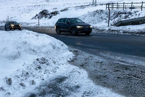 道路と自動車 道路と自動車 冬,雪,自動車の写真素材
