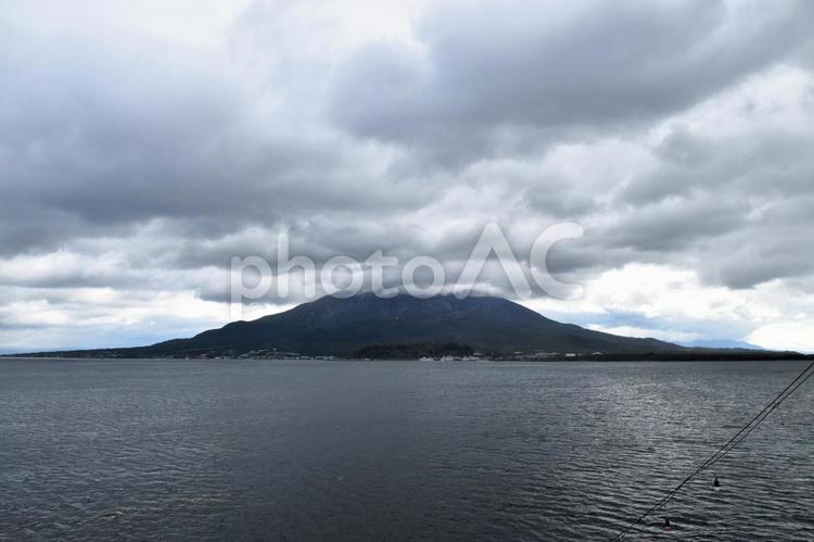 錦江湾から望む桜島と厚い雲の風景 桜島,鹿児島,鹿児島県の写真素材