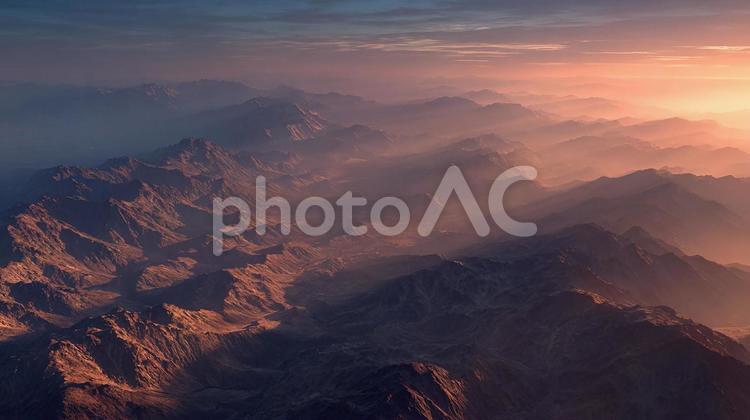 霧が漂う谷間、雄大な山並みの風景 山,山脈,砂漠の写真素材