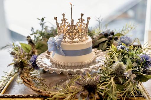王冠モチーフが美しいケーキと青いリボン 王冠モチーフが美しいケーキと青いリボン ケーキ,誕生日,記念日の写真素材