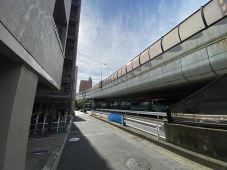 高架沿いの都市道 高架沿いの都市道 高架下,道路,都市の写真素材