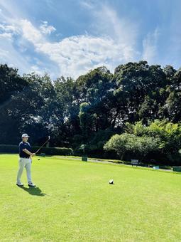 ティーショットで狙いを定めている男性 ゴルフ,ユーティリティ,アイアンの写真素材