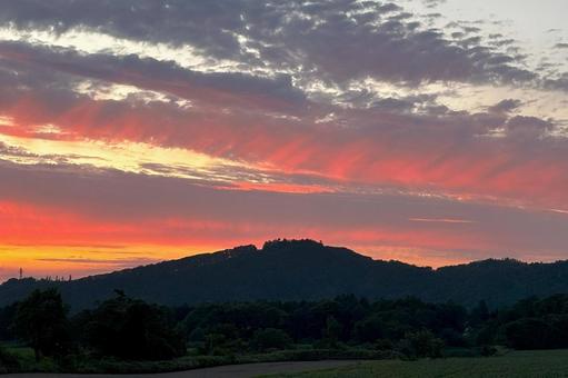 北海道の風景-山に沈む夕日1 北海道の風景-山に沈む夕日1 夕焼け,風景,空の写真素材