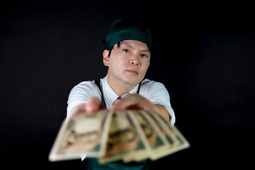 お金を差し出す男性 お金を差し出す男性の写真