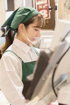スーパーのレジで会計をする女性 スーパーのレジで会計をする女性 スーパー,女性,日本人の写真素材
