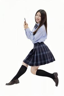 女子高校生 ジャンプ スマートフォン 女子高校生 ジャンプ スマートフォン 人物,女性,女子高生の写真素材