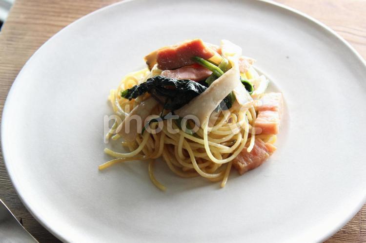 エリンギとほうれん草とベーコンのパスタ エリンギとほうれん草とベーコン,エリンギ,ほうれん草の写真素材