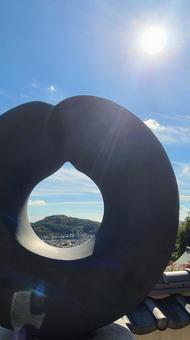 尾道市 西国寺のオブジェから見る向島 尾道市 西国寺のオブジェから見る向島の写真