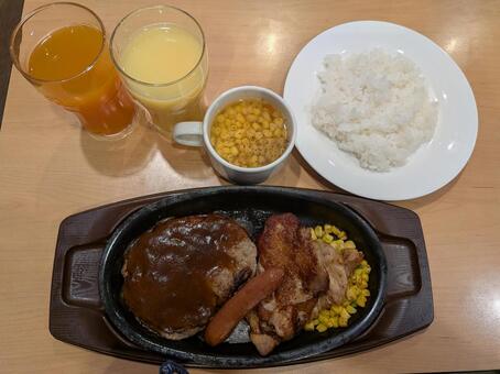 大雪過ぎのファミレスのランチメニュー ファミリーレストラン,ハンバーグ,チキンステーキの写真素材