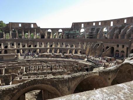 悠久の歴史を刻む世界遺産コロッセオの内部 コロッセオ,ローマ,イタリアの写真素材