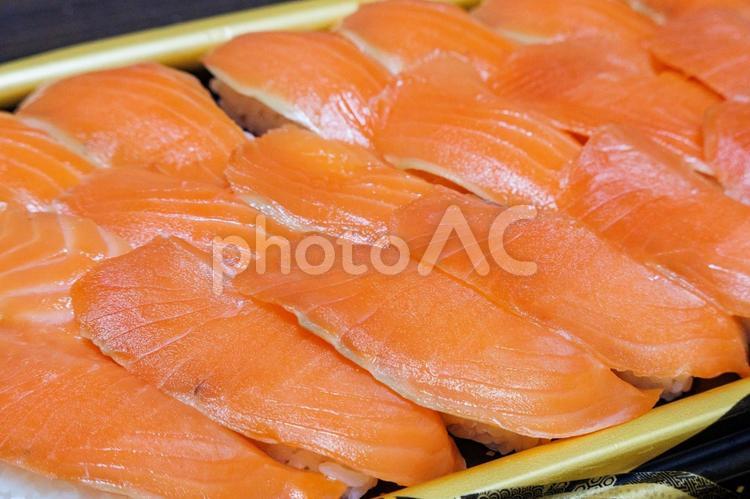 スーパーマーケットのお惣菜のサーモン サーモン,寿司,お惣菜の写真素材