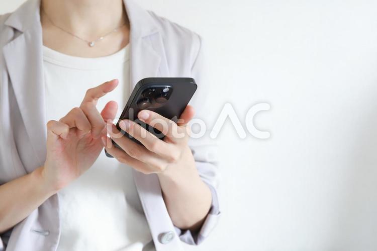 スマートフォンを使うビジネスウーマン 女性,スマートフォン,スマホの写真素材