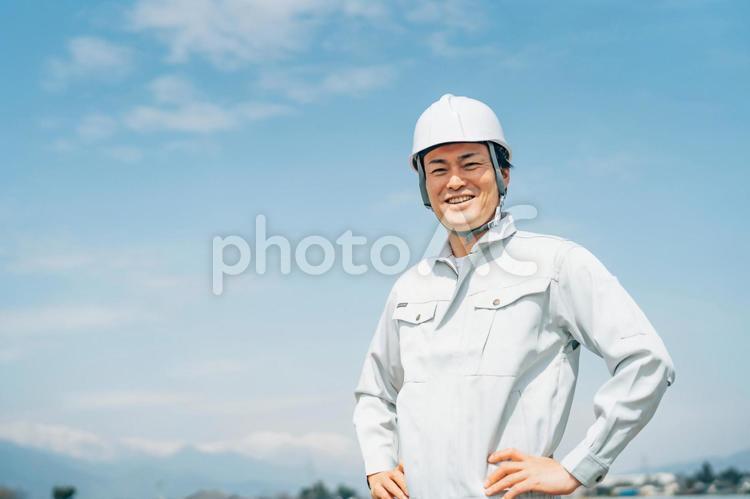 青空と作業服を着た男性 作業員,作業服,工事の写真素材