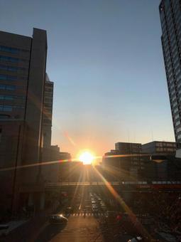 ビル街の夕日 ビル街の夕日の写真