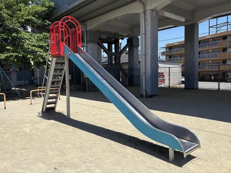 日差しが差し込む公園のすべり台 すべり台,滑り台,スライダーの写真素材