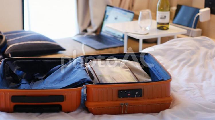 荷造りのイメージ ベッド,スーツケース,チェックアウトの写真素材