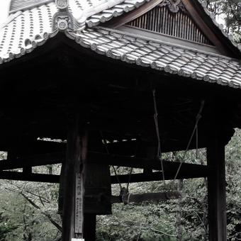 京都府-醍醐寺-鐘楼-白黒 京都府-醍醐寺-鐘楼-白黒 醍醐寺,寺,深雪山の写真素材