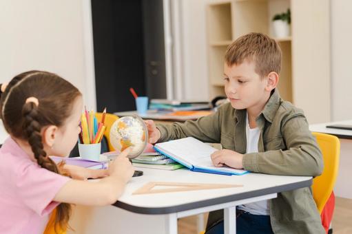 地球儀を指さす女の子 男の子,女の子,子どもの写真素材