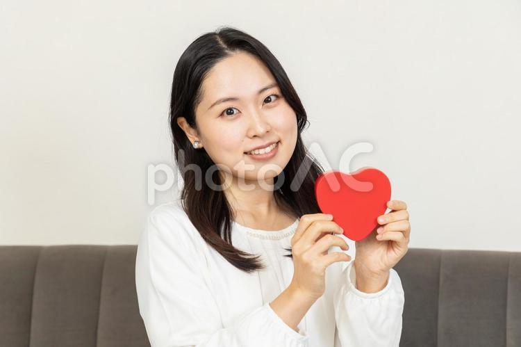 ハートを持つアジア人女性01 女性,恋愛,バレンタインの写真素材