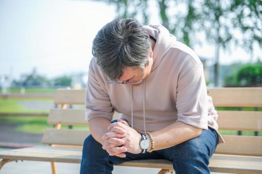 落ち込む男性 落ち込む,悩む,ストレスの写真素材