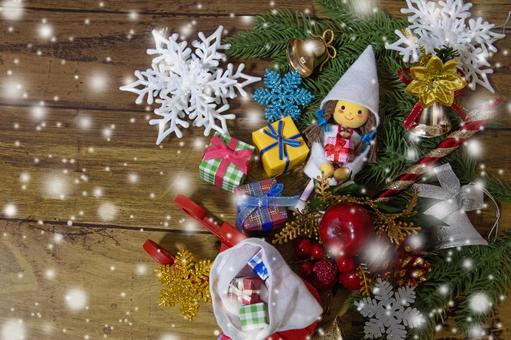 かわいいニッセとクリスマスオーナメント かわいいニッセとクリスマスオーナメント クリスマス,オーナメント,ニッセの写真素材