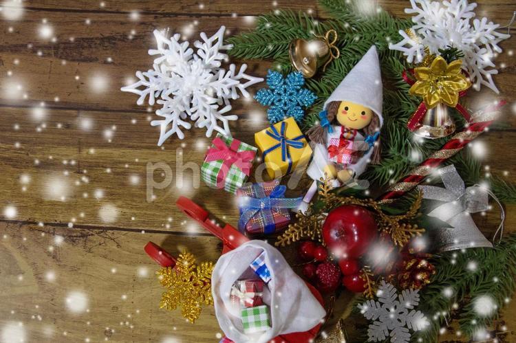 かわいいニッセとクリスマスオーナメント クリスマス,オーナメント,ニッセの写真素材
